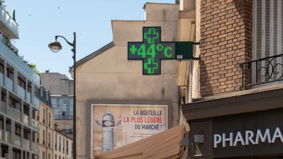 Street thermometer in Paris showing 44 degrees
